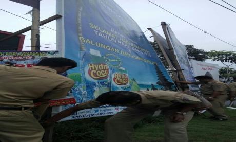 Penertiban Reklame Insidentil Jl Gatot Subroto Timur