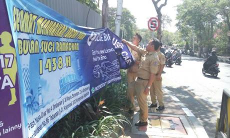 Penertiban Reklame Insidentil Jl Gatot Subroto Timur