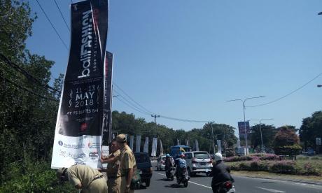 Penertiban Reklame Insidentil di Sepanjang Jalan By Pass Ngurah Rai