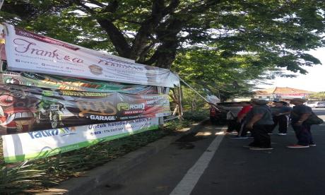 Penertiban Reklame Insidentil di Sepanjang Jalan Hangtuah