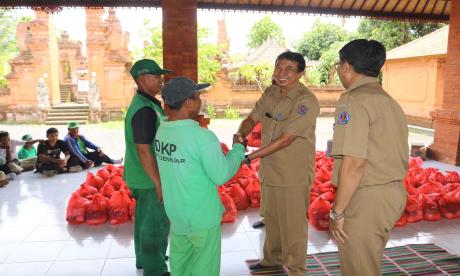 Penyerahan Paket Sembako Kepada Petugas Pertamanan