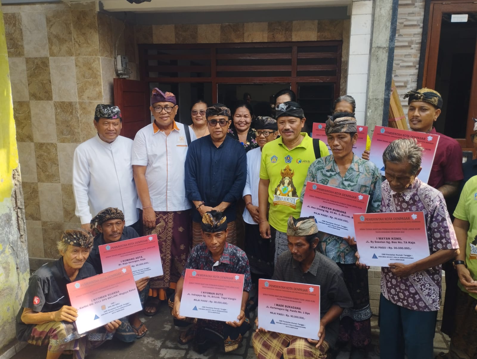 Walikota Jaya Negara Serahkan 9 Unit Bantuan Rumah Layak Huni