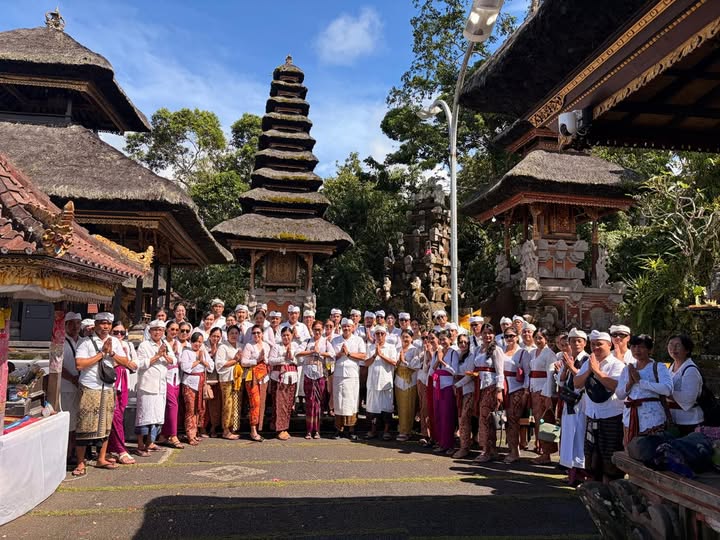 Tirta Yatra ke Pura Pucak Tedung