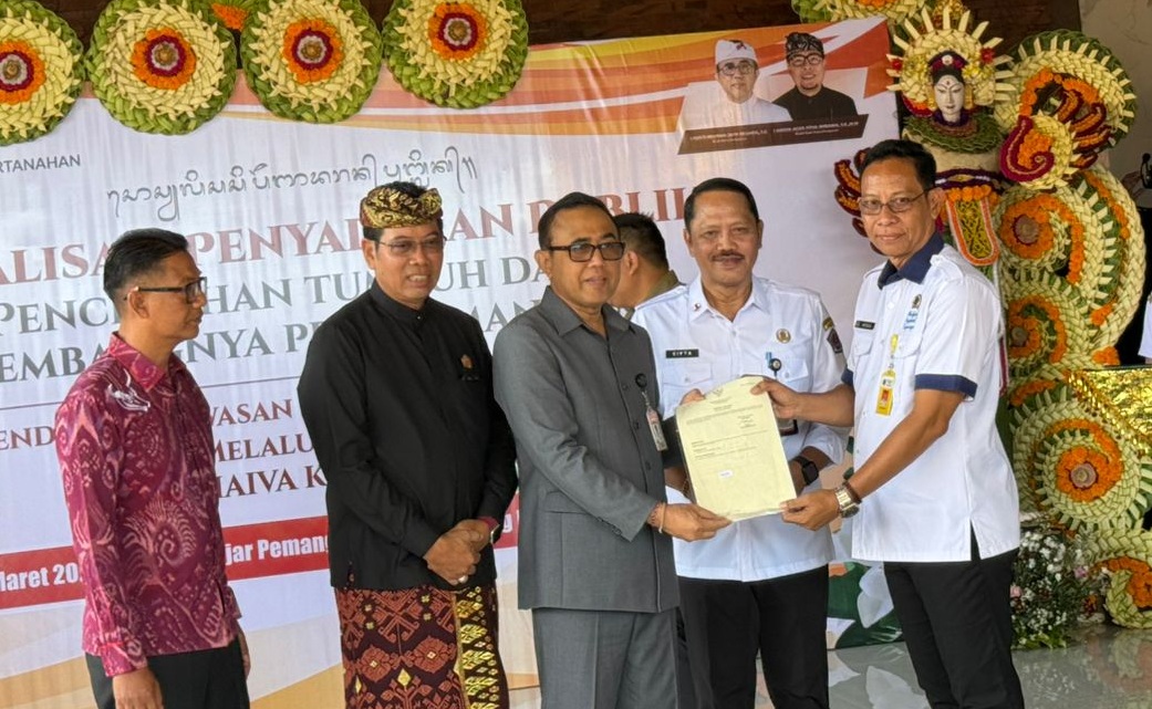 Penyerahan sertifikat hak pakai oleh bp.ka BPN kpd Pemerintah Kota Denpasar melalui bp.Walikota Denp