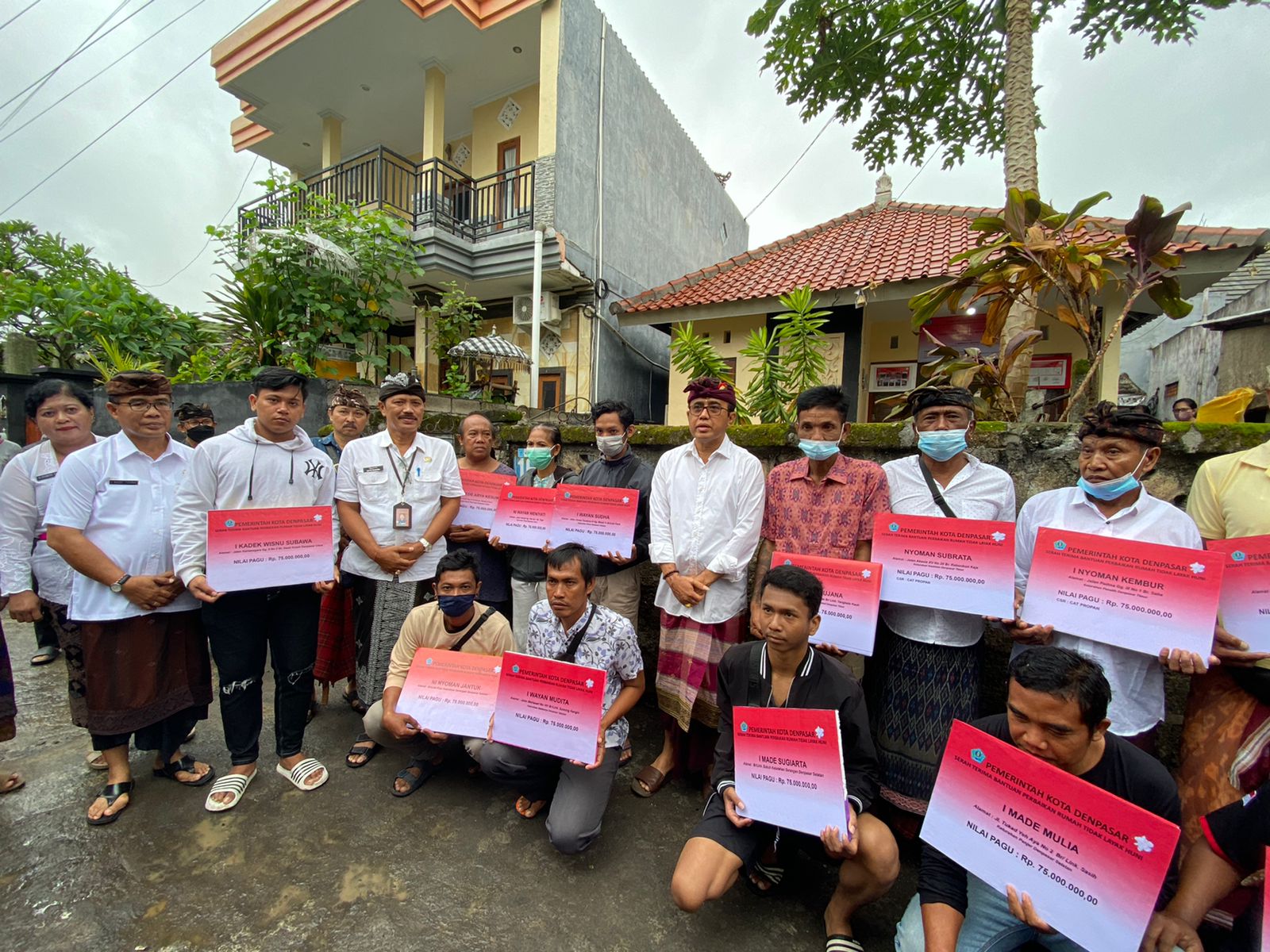 Walikota Denpasar Serahkan Bantuan Perbaikan Rumah Tidak Layak Huni 