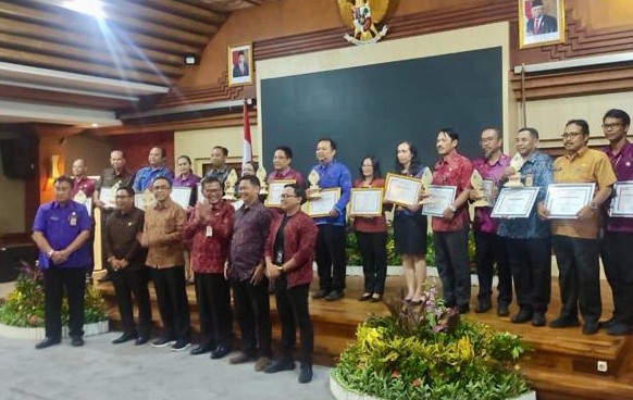 Walikota Denpasar Serahkan Penghargaan Inovasi OPD Tahun 2023