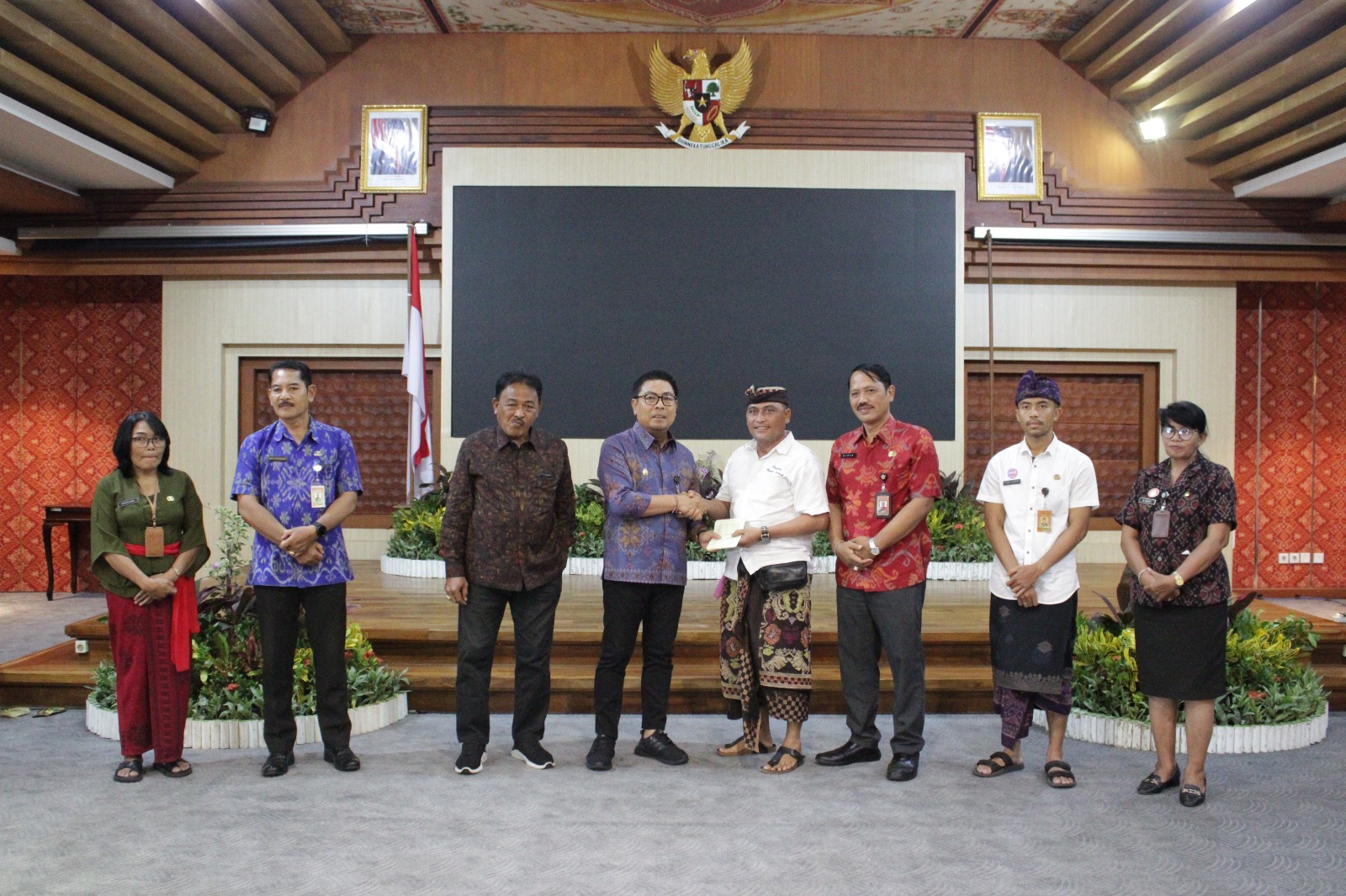 Wakil Walikota Serahkan Bantuan Hibah Pada 130 Pengempon se-Kota Denpasar